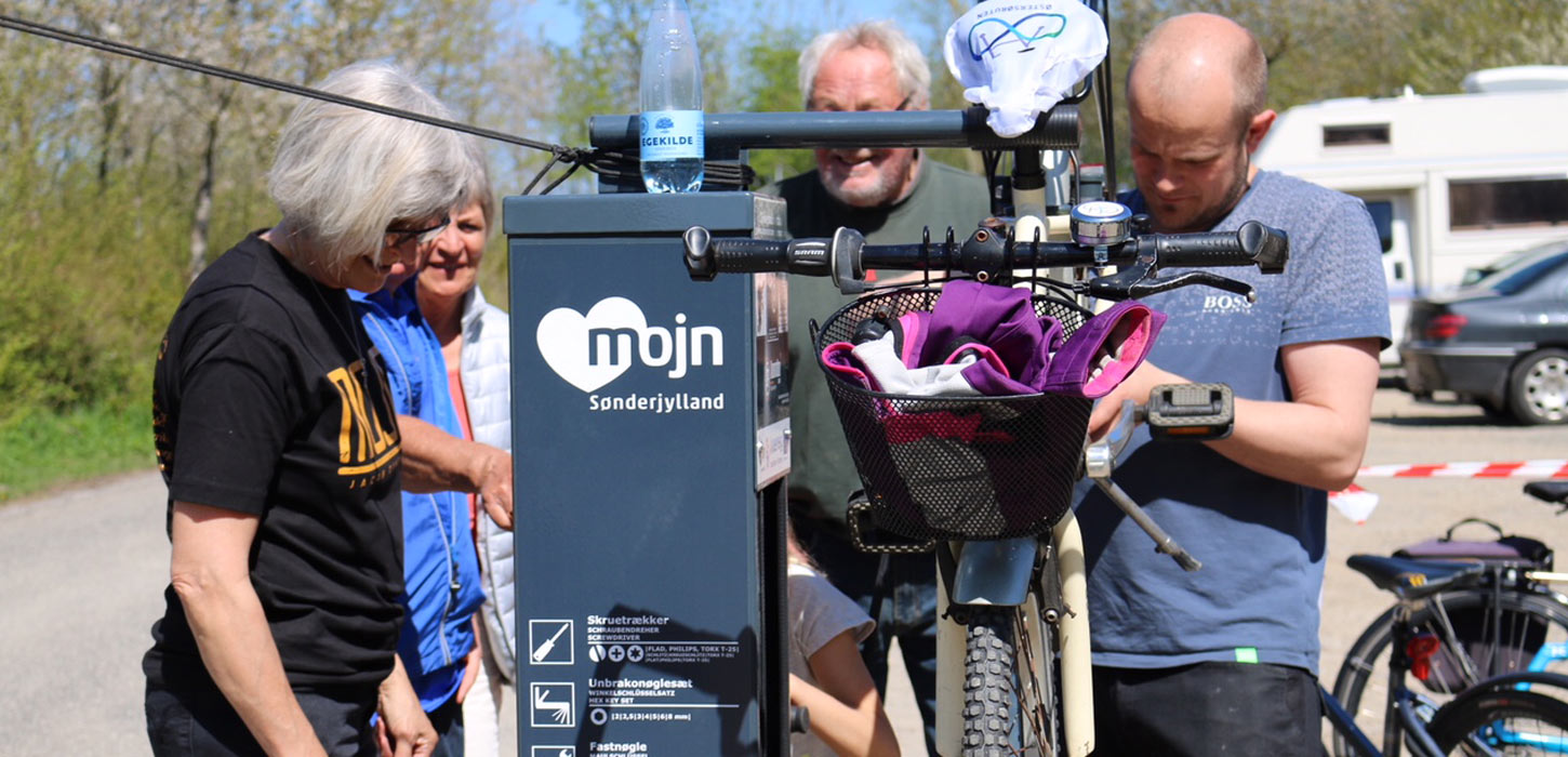 Grå bikestation bruges af fire personer