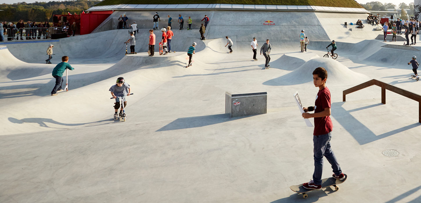Børn kører på skateboard og løbehjul udenfor Streetdome