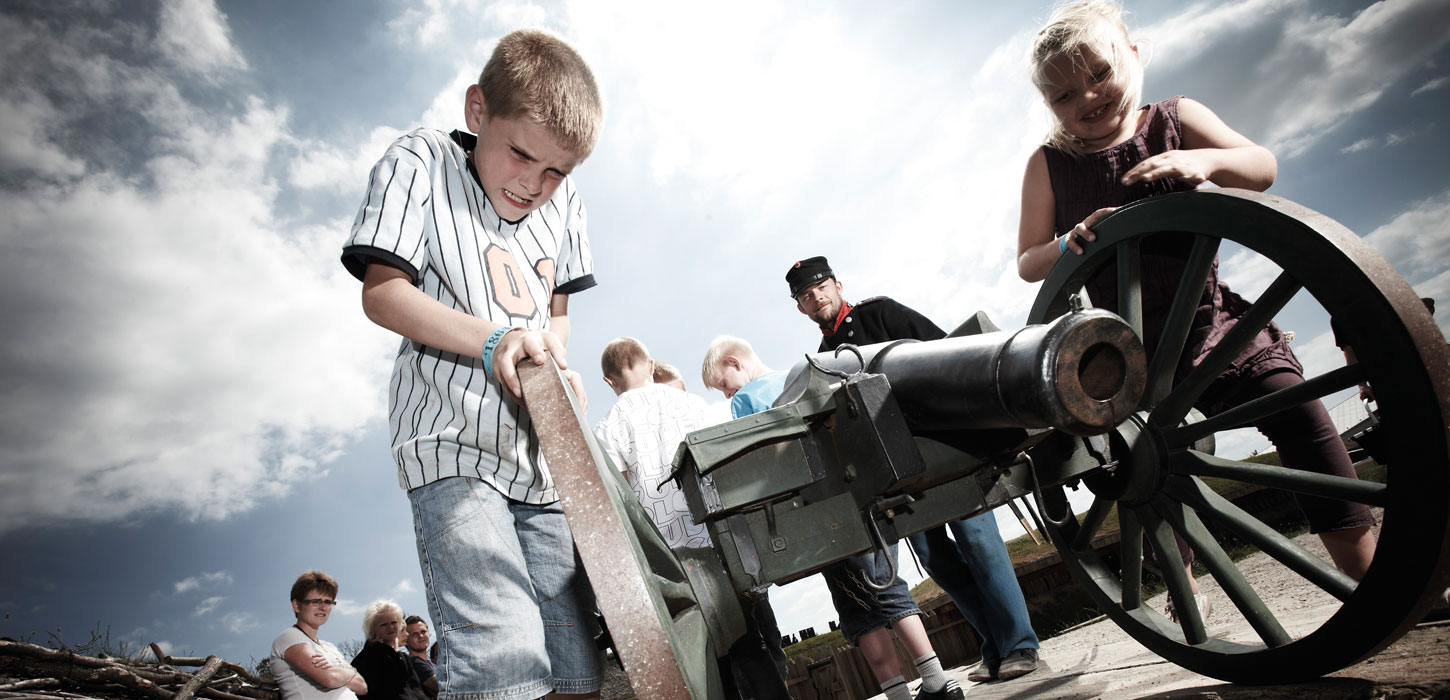 Børn flytter kanon ved Historiecenter Dybbøl Banke