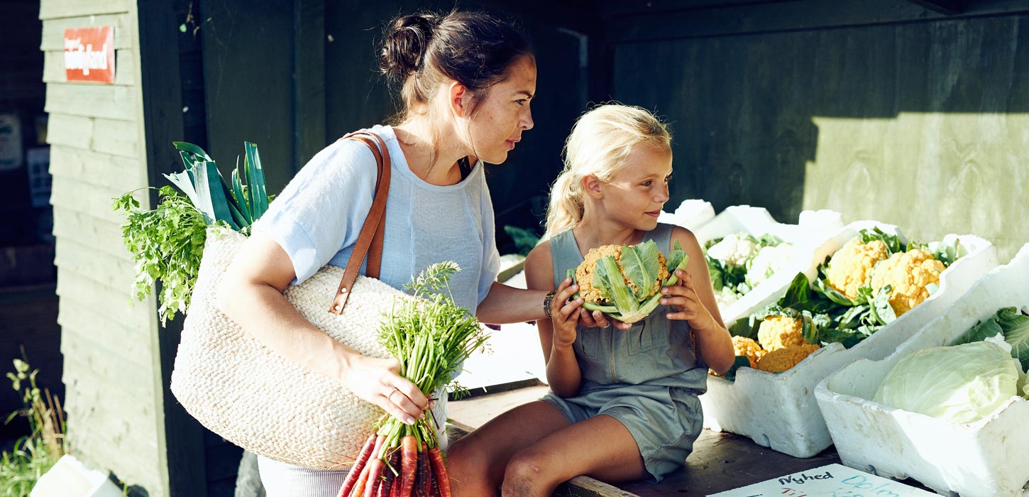 Mor og datter handler ved gårdbutik