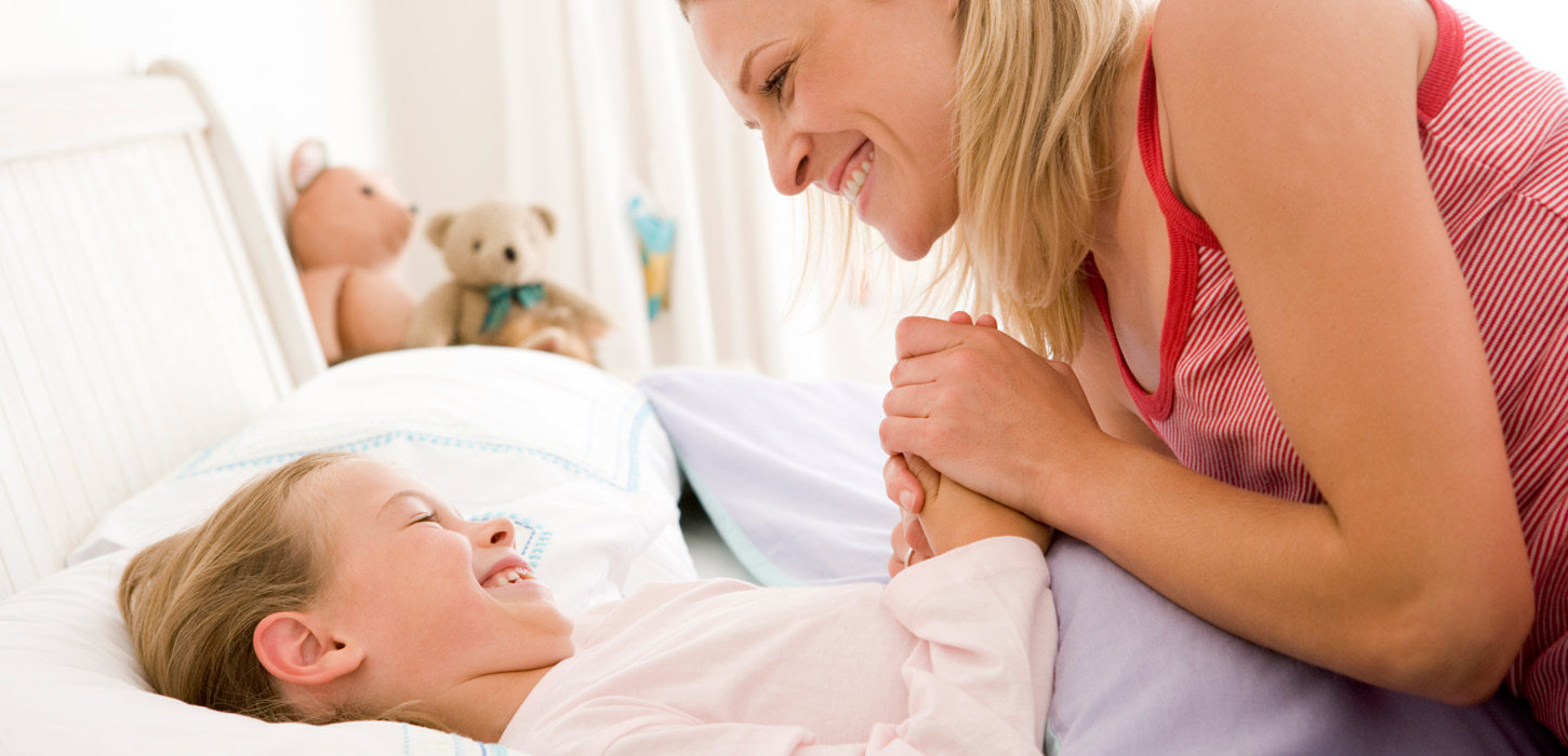 Mor og datter på hotelseng