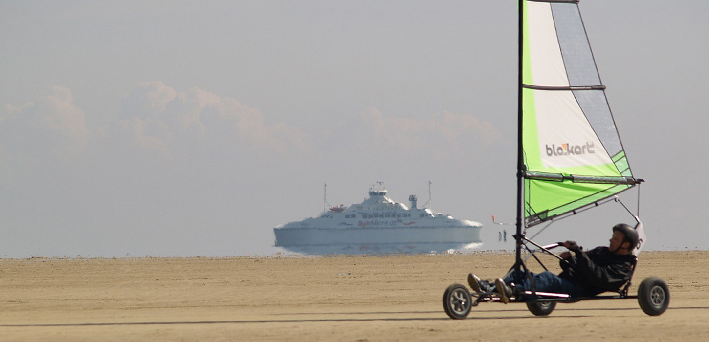 Blokart am Sønderstrand, Rømø mit der Sylt-Fähre im Hintergrund