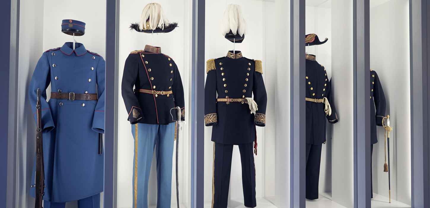 Officielle uniformer fra 100 års udstillingen på Sønderborg Slot