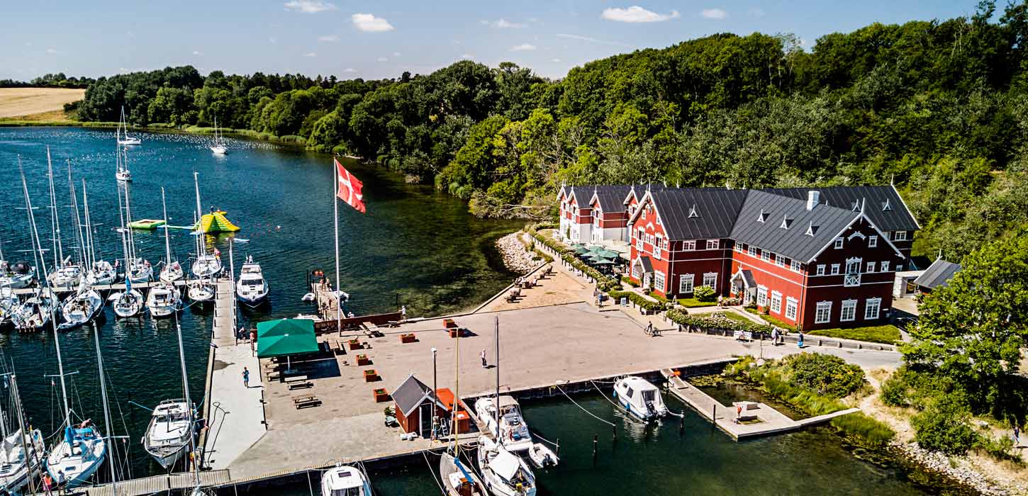 Luftfoto af Dyvig Badehotel og havnen