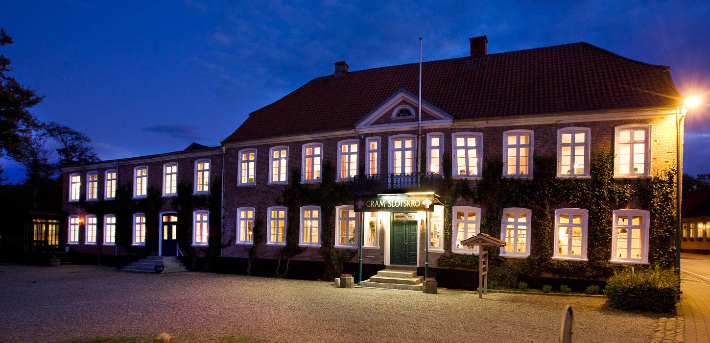 Facaden på Gram Slotskro i aftenmørket