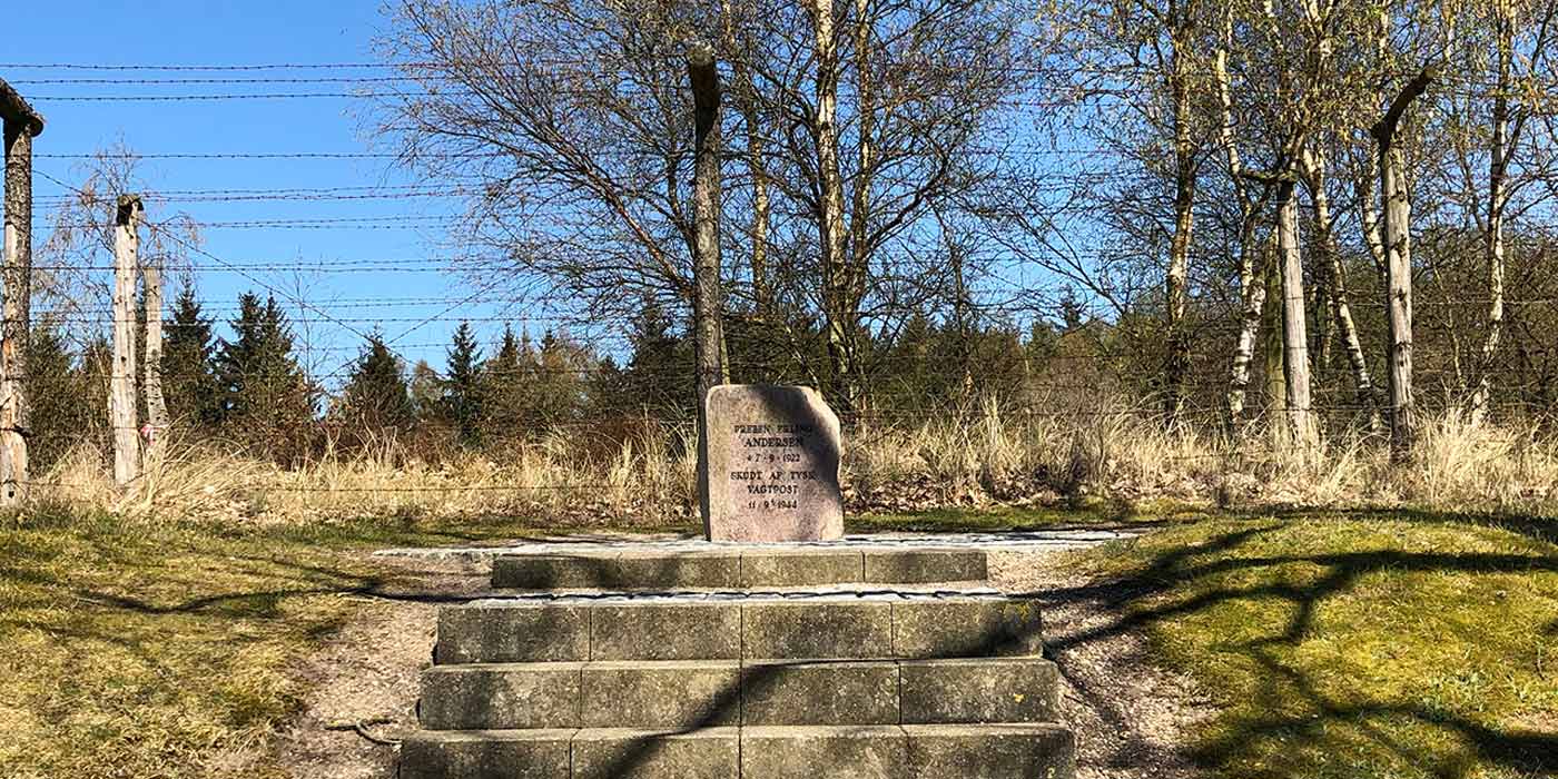 Mindesten for Preben Andersen med pigtrådshegn i baggrunden