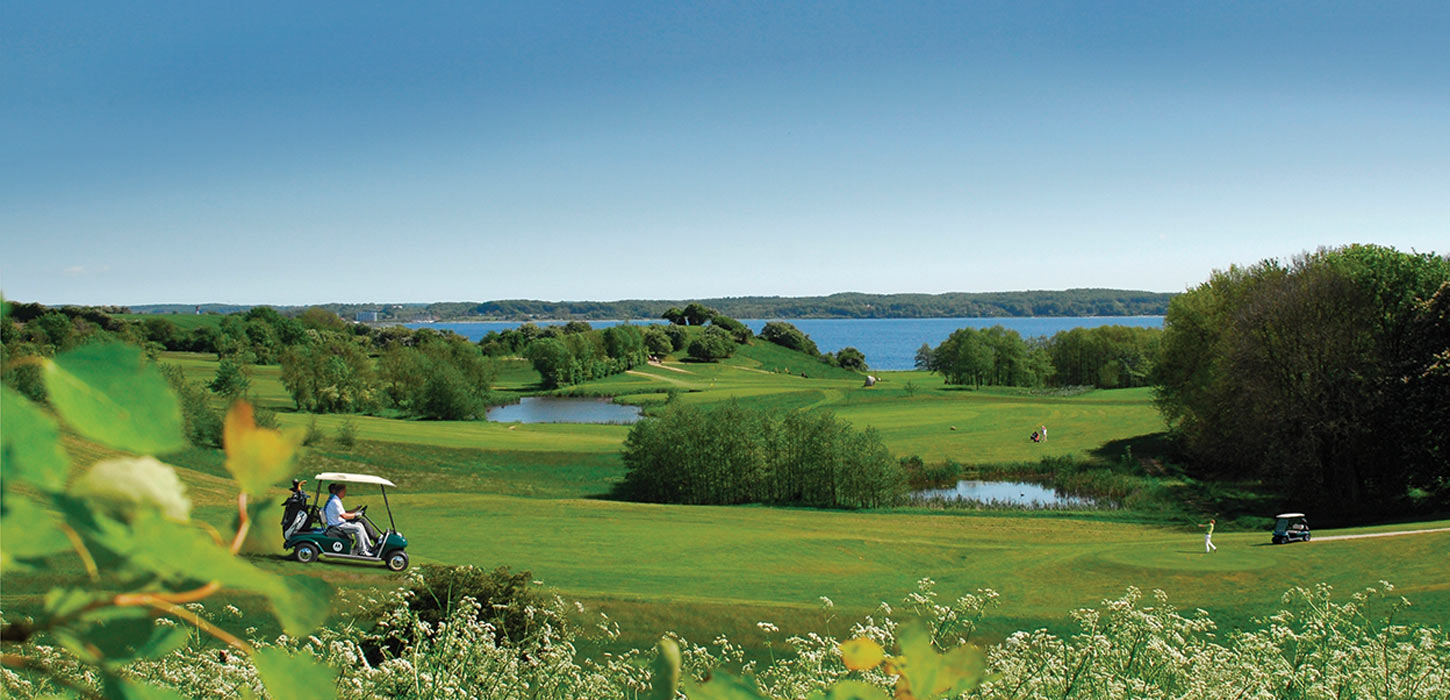 Benniksgaard Golf Klub mit dem Flensborg Fjord im Hintergrund