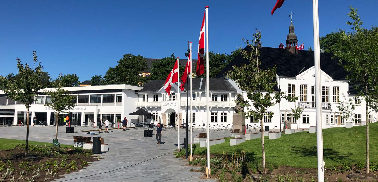 Wiedervereinigungspark bei Folkehjem in Aabenraa mit einer Allee von Flaggen.