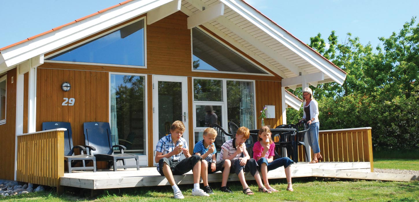Familie udenfor hytte i Skærbæk Ferieby ved Skærbækcentret