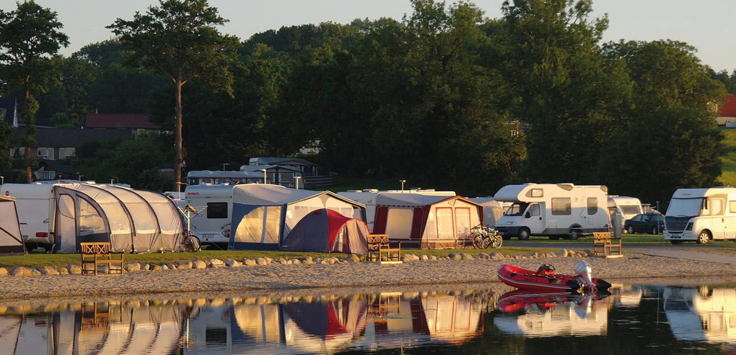 Camping ved vandkanten på Lærkelunden Camping