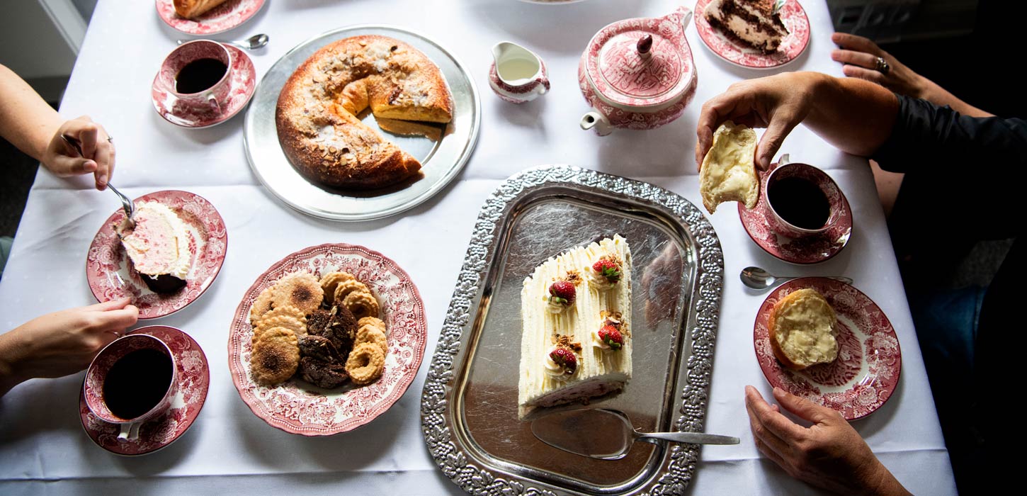 Tafel met zachte reuzenkrakeling, taart en koekjes op het Zuid-Jutse Taartenfestival (Deens: sønderjysk kagefestival)