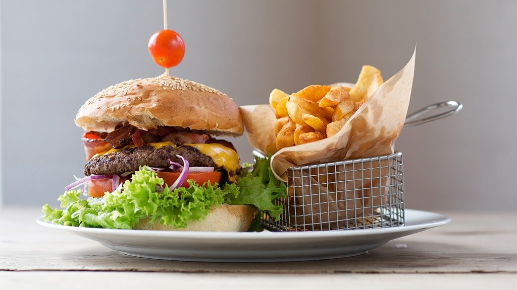 Hamburger met friet bij Café Fru Dax op Rømø
