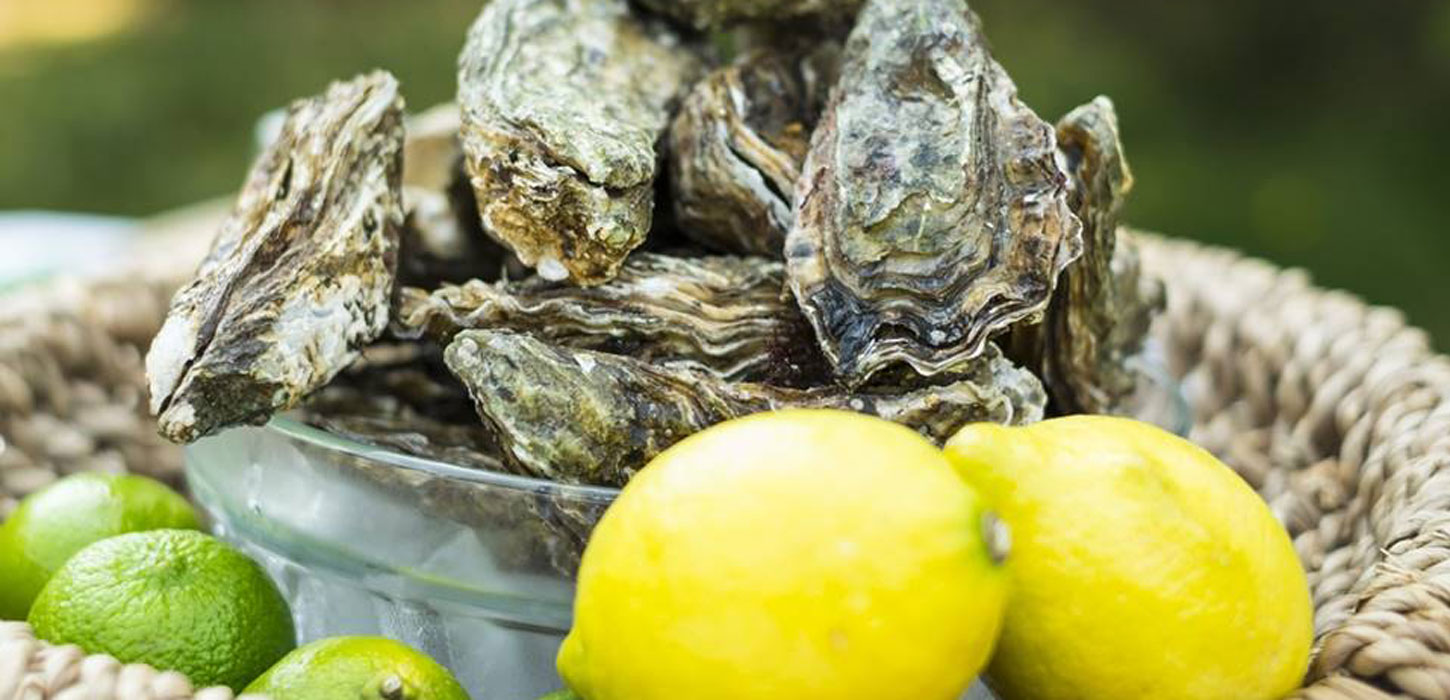 Østers klar til tilberedning med lime og citron