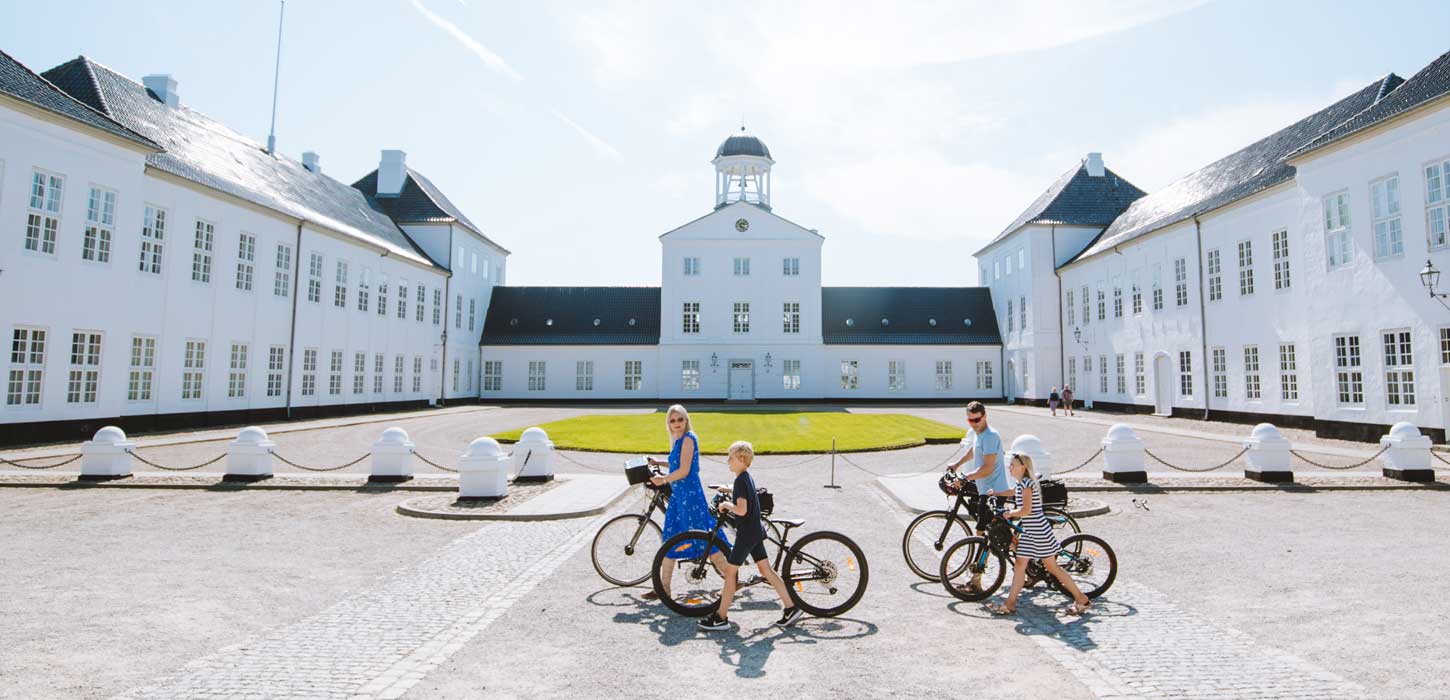 Familie med cykler besøger Graasten Slot