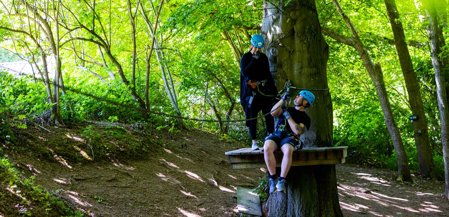 Ungt par klatrer i High Park Sønderjylland