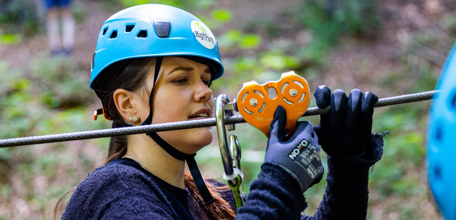 Ung kvinde klatrer i High Park Sønderjylland