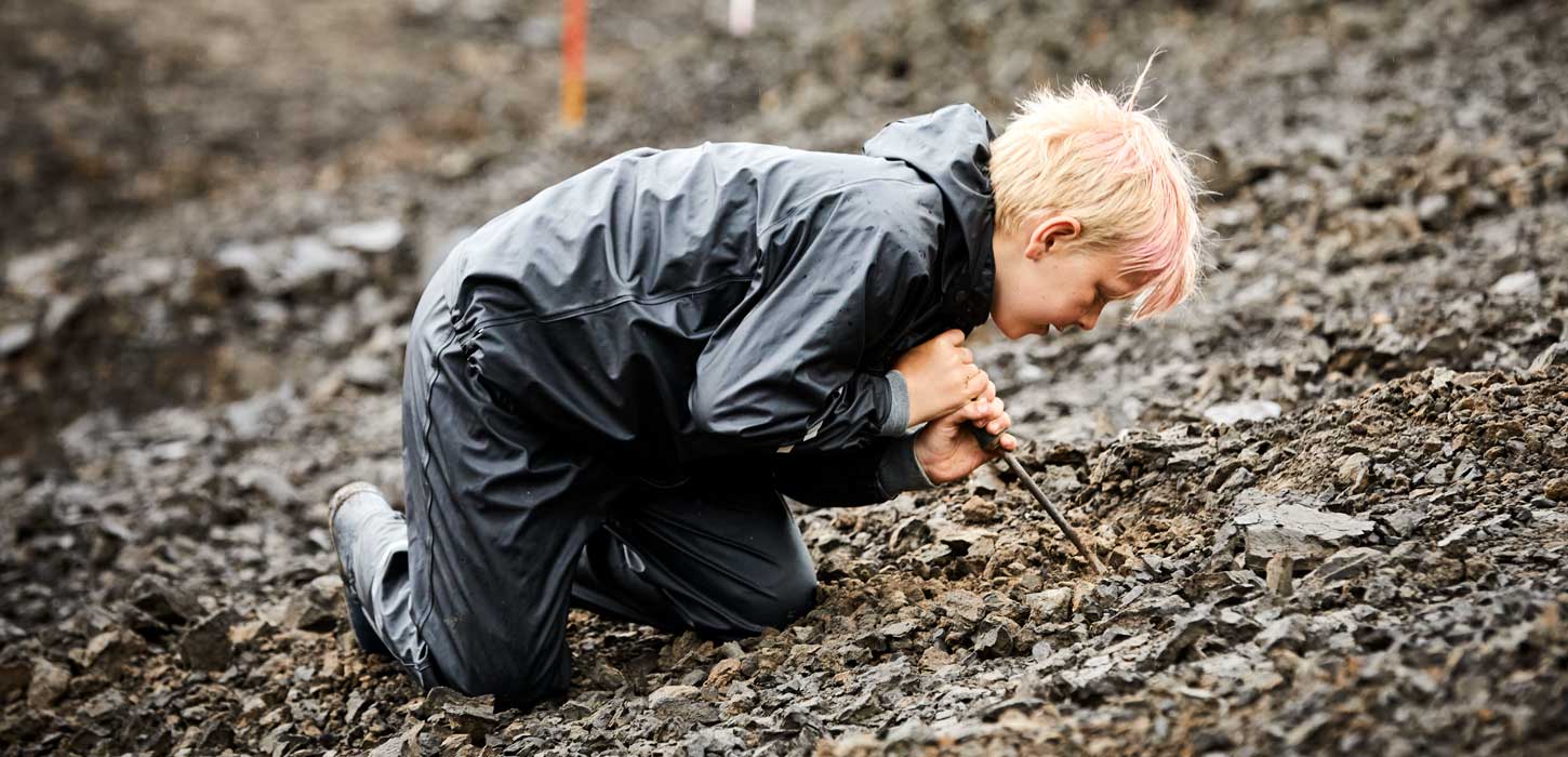 Dreng graver i Gram Lergrav