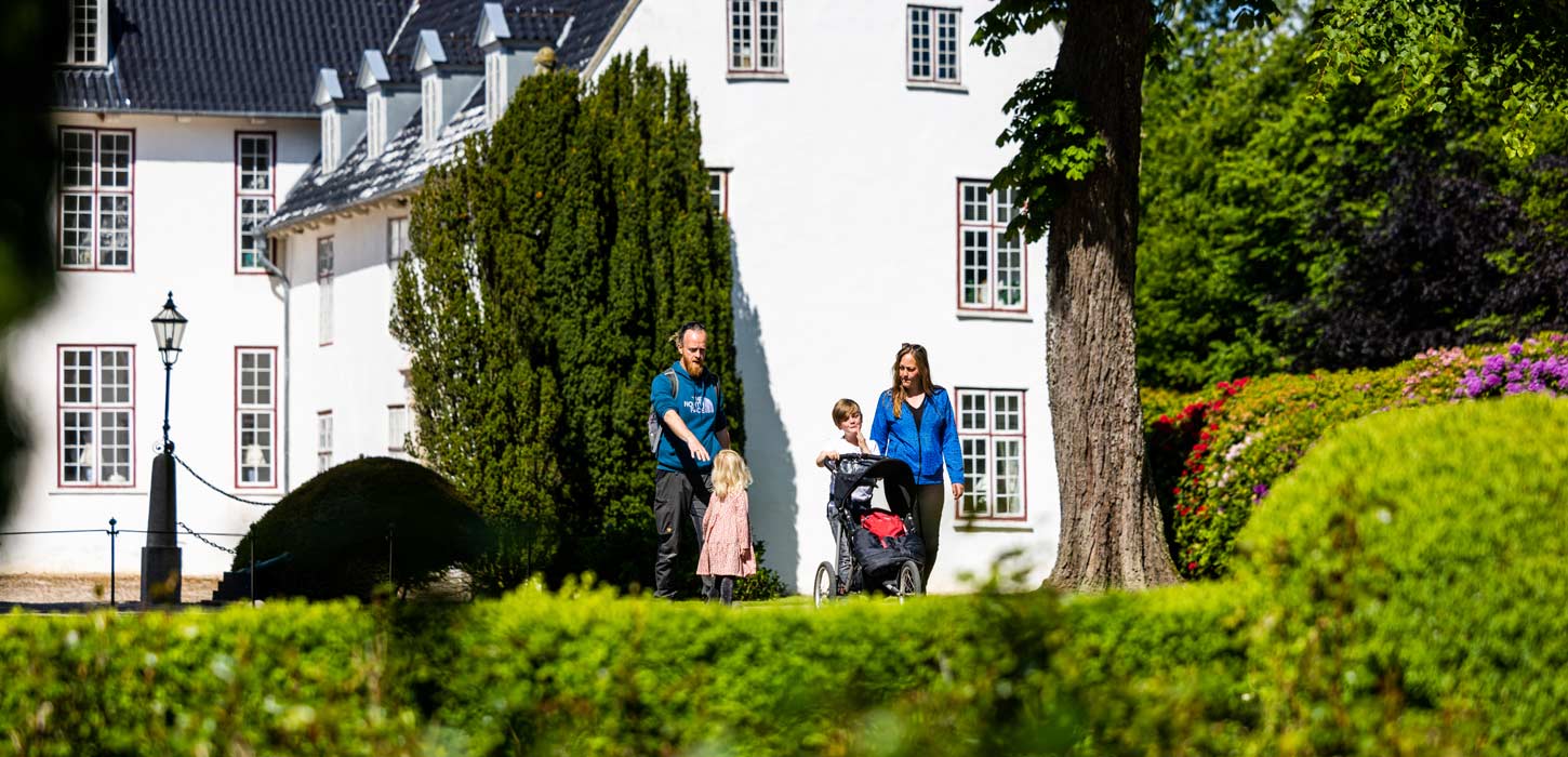 Familie vandrer i Møgeltønder ved Schackenborg Slot tæt på Marskstien