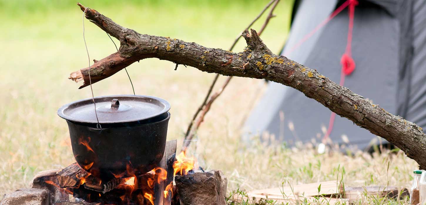 Mad over bål på teltplads