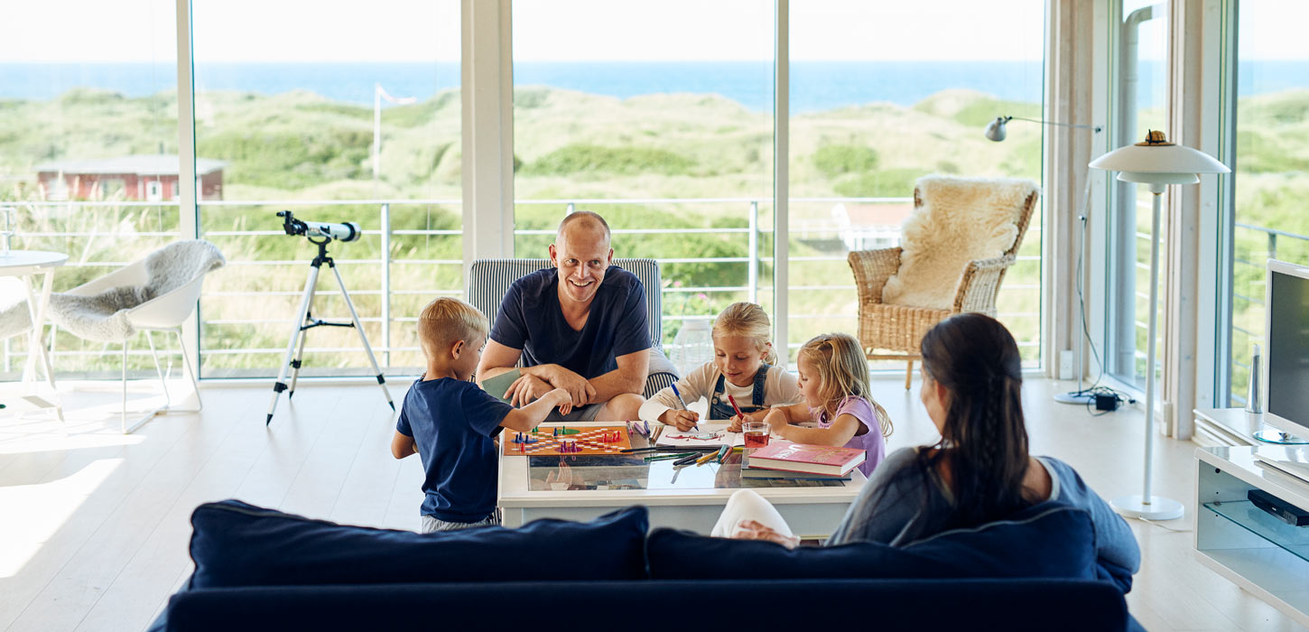 Familie i sommerhus på Vestkysten