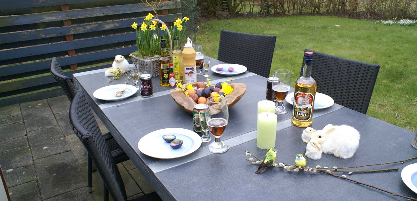 Påskebord med solæg der er klar til at blive spist