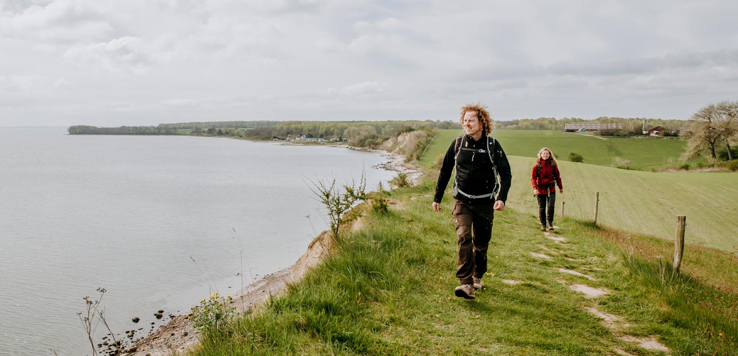 Par vandrer på Gendarmstien med udsigt over Flensburg Fjord