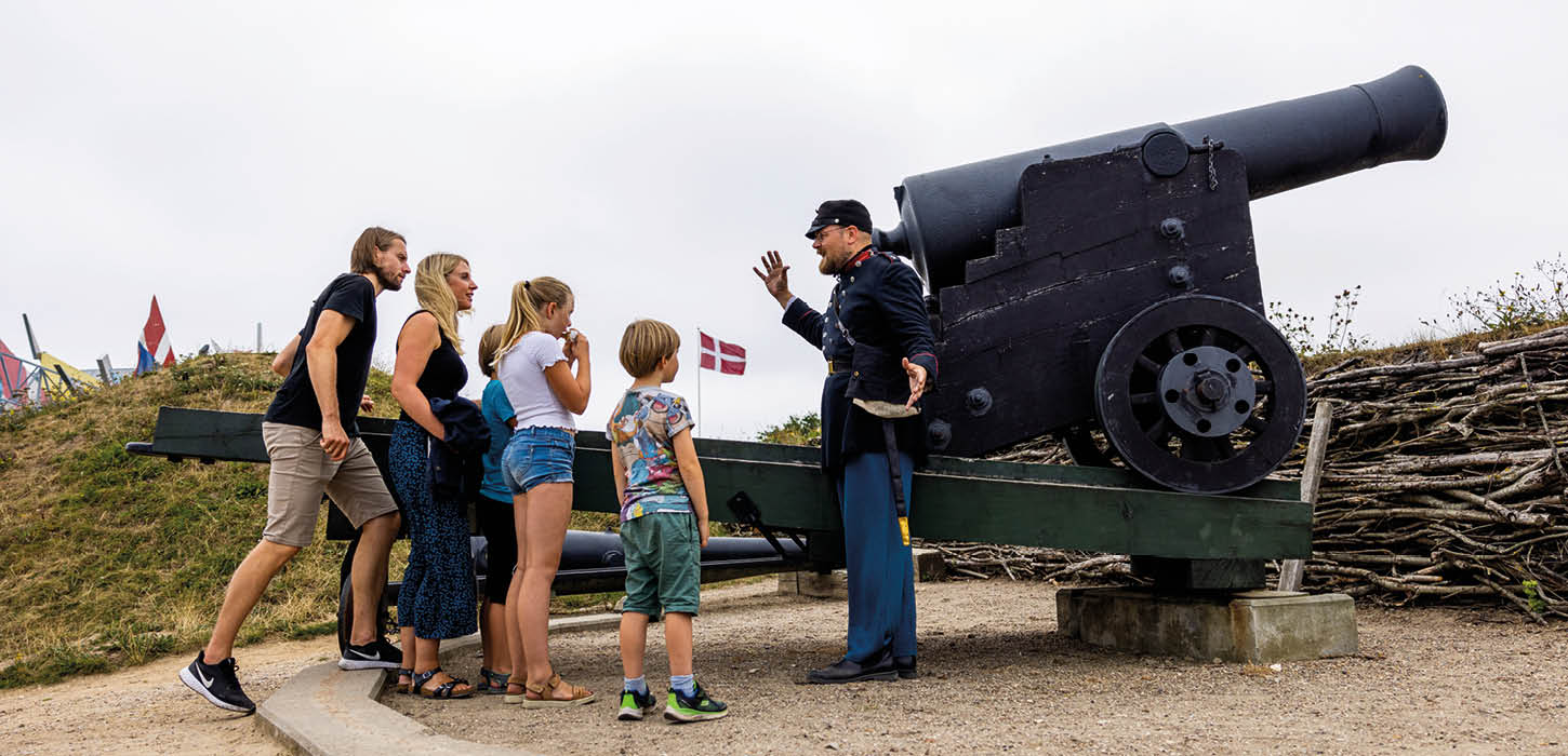 Familie ved en kanon på Historiecenter Dybbøl Banke