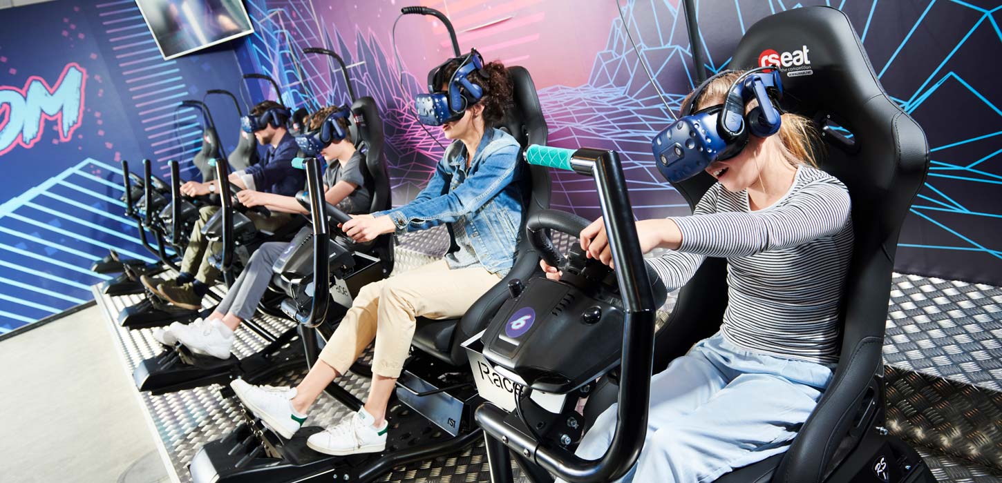 Familie dyster i VR raceroom i Universe Science Park