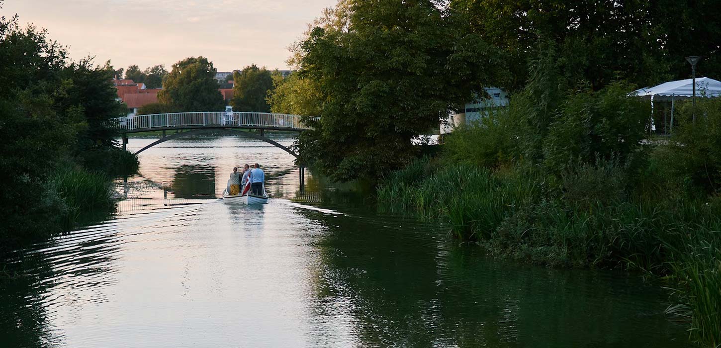 Lille båd ved en af broerne i Haderslev Dampark