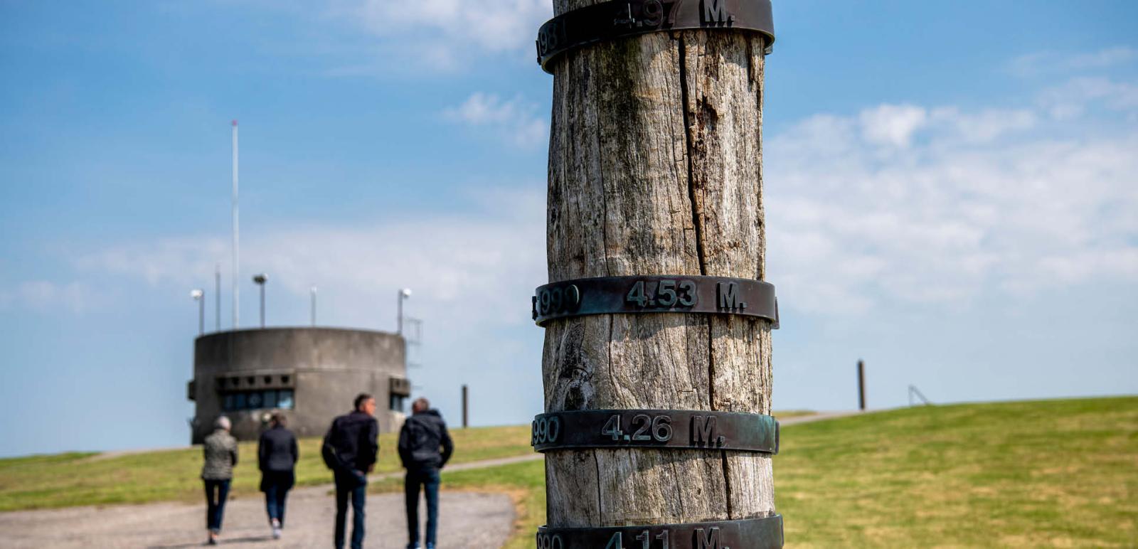 Stormflodssøjle ved Vidåslusen i Vadehavet