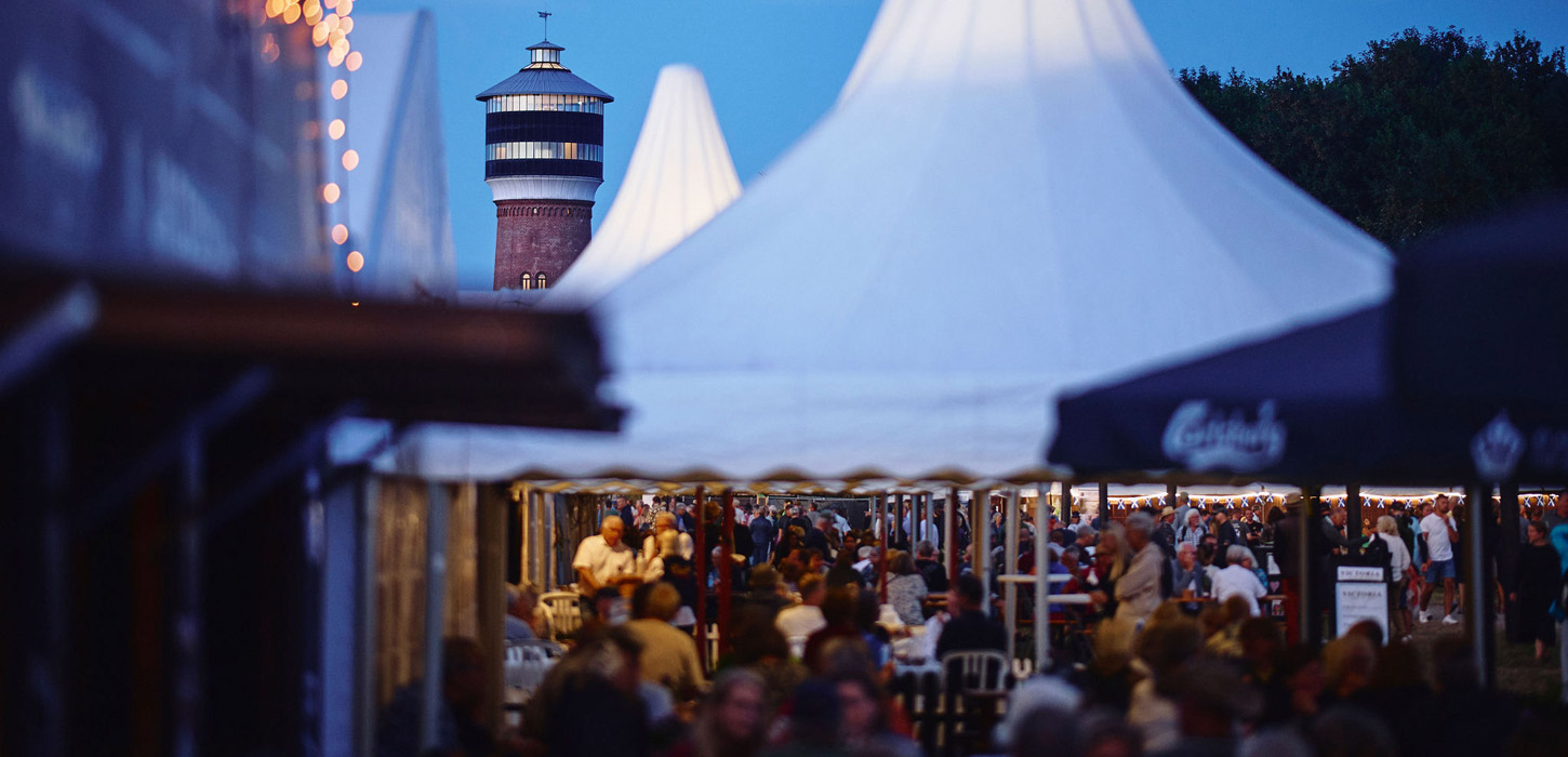 Tønder Vandtårn og telt med mennesker til Tønder Festival