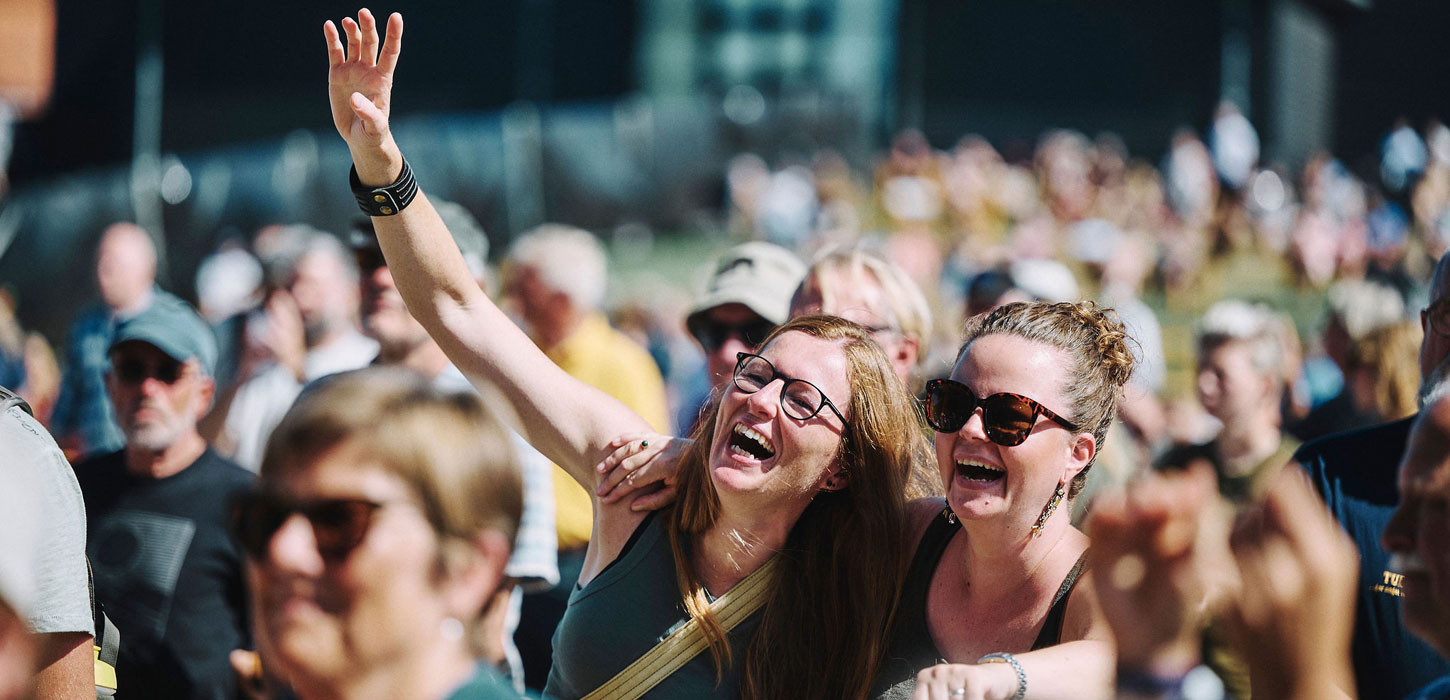 To glade kvinder nyder musikken til Tønder Festival