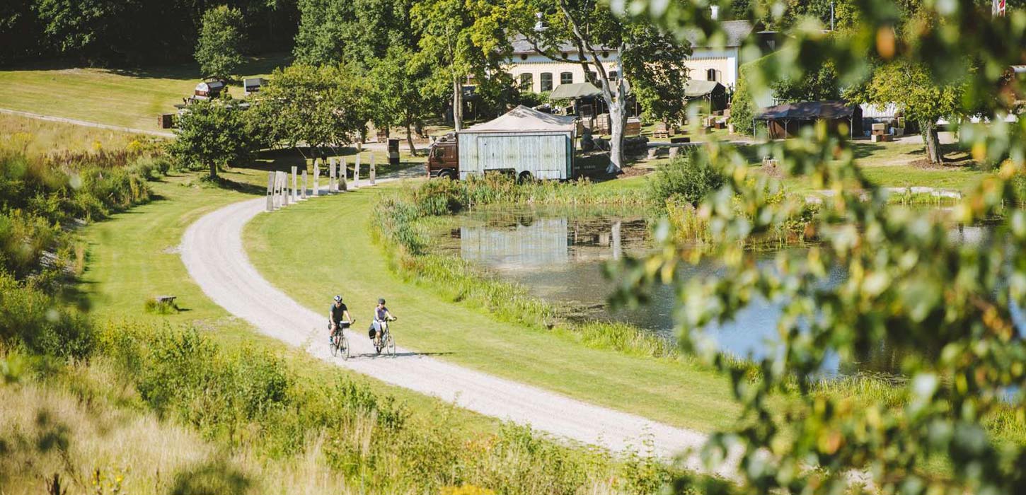 Par cykler på grusvej ved Krusmølle - tæt på sø og glamping
