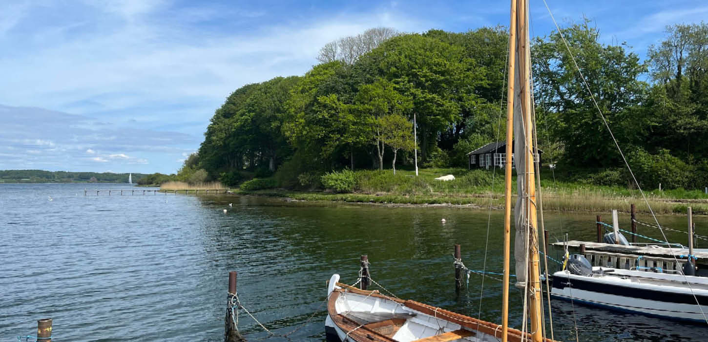Kalvø mit Booten auf dem Wasser