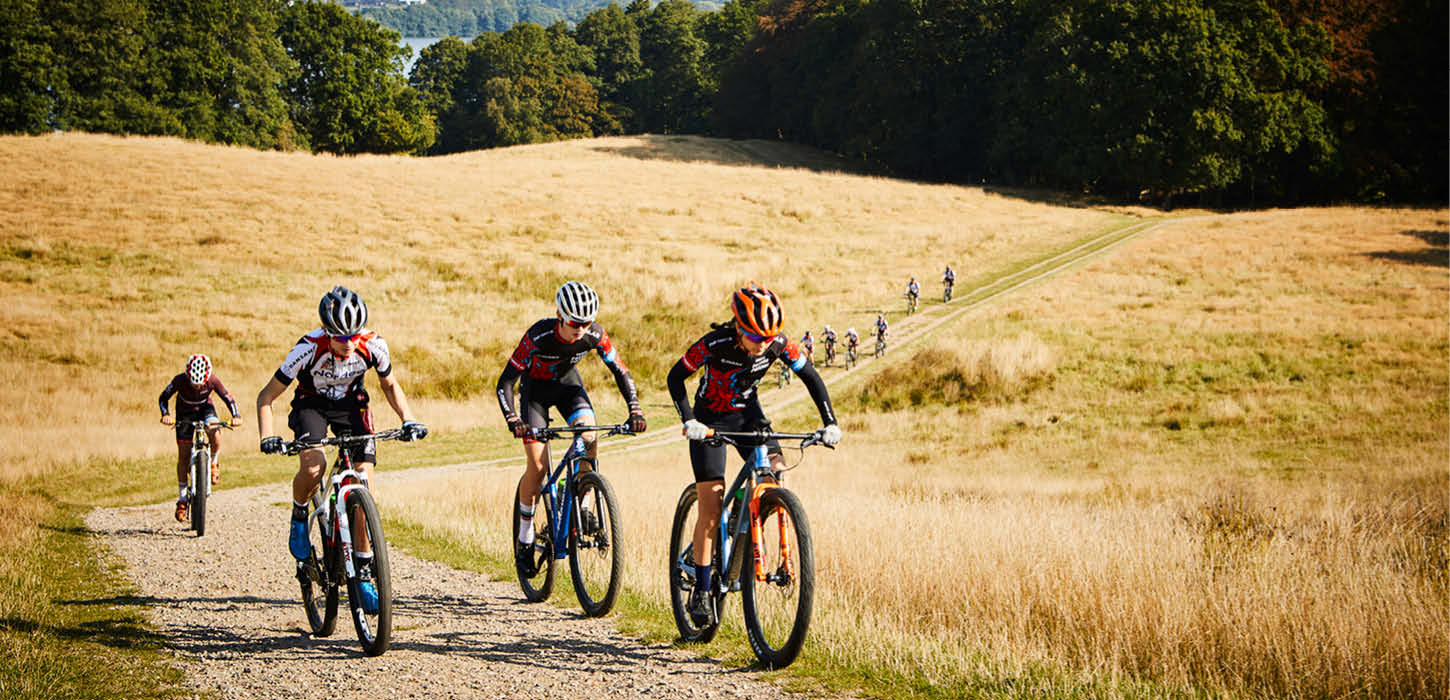Fire mountainbikeryttere på grussti ved Haderslev Dam og Pamhule Skov