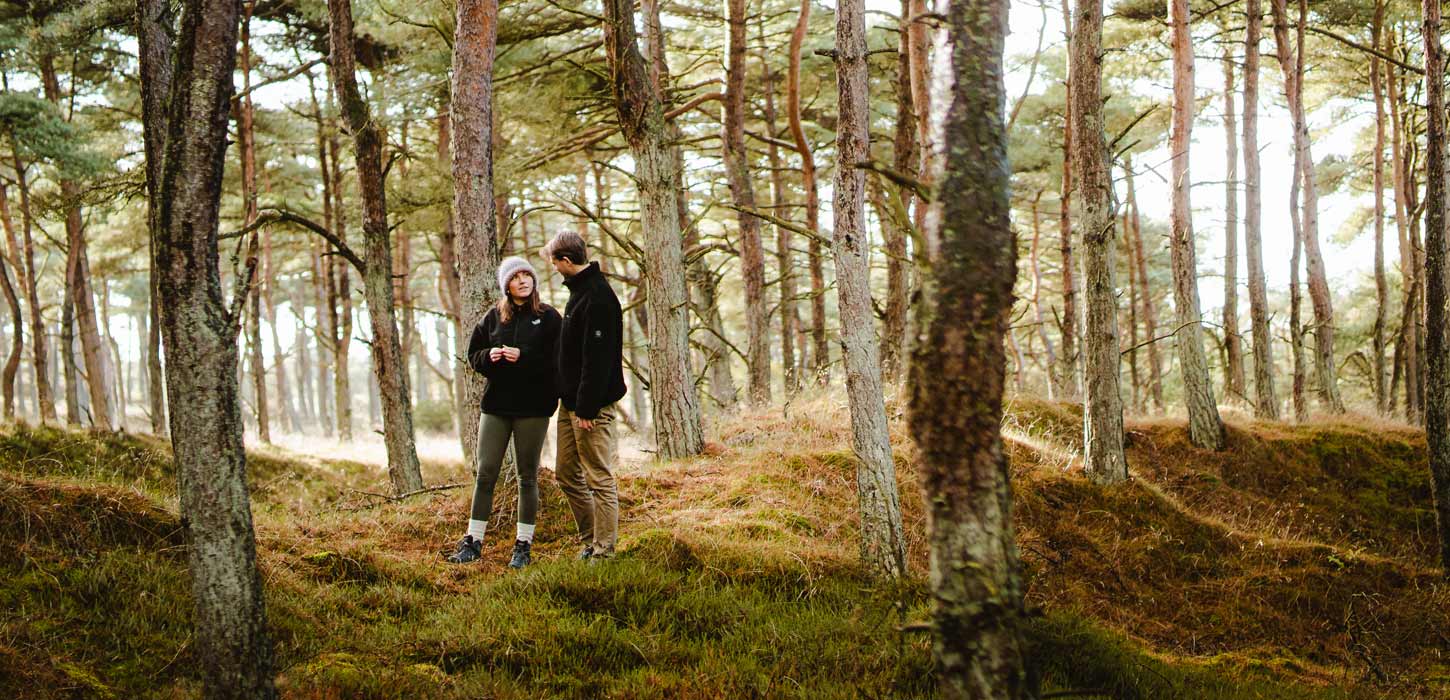 Par på efterårsvandring i skoven