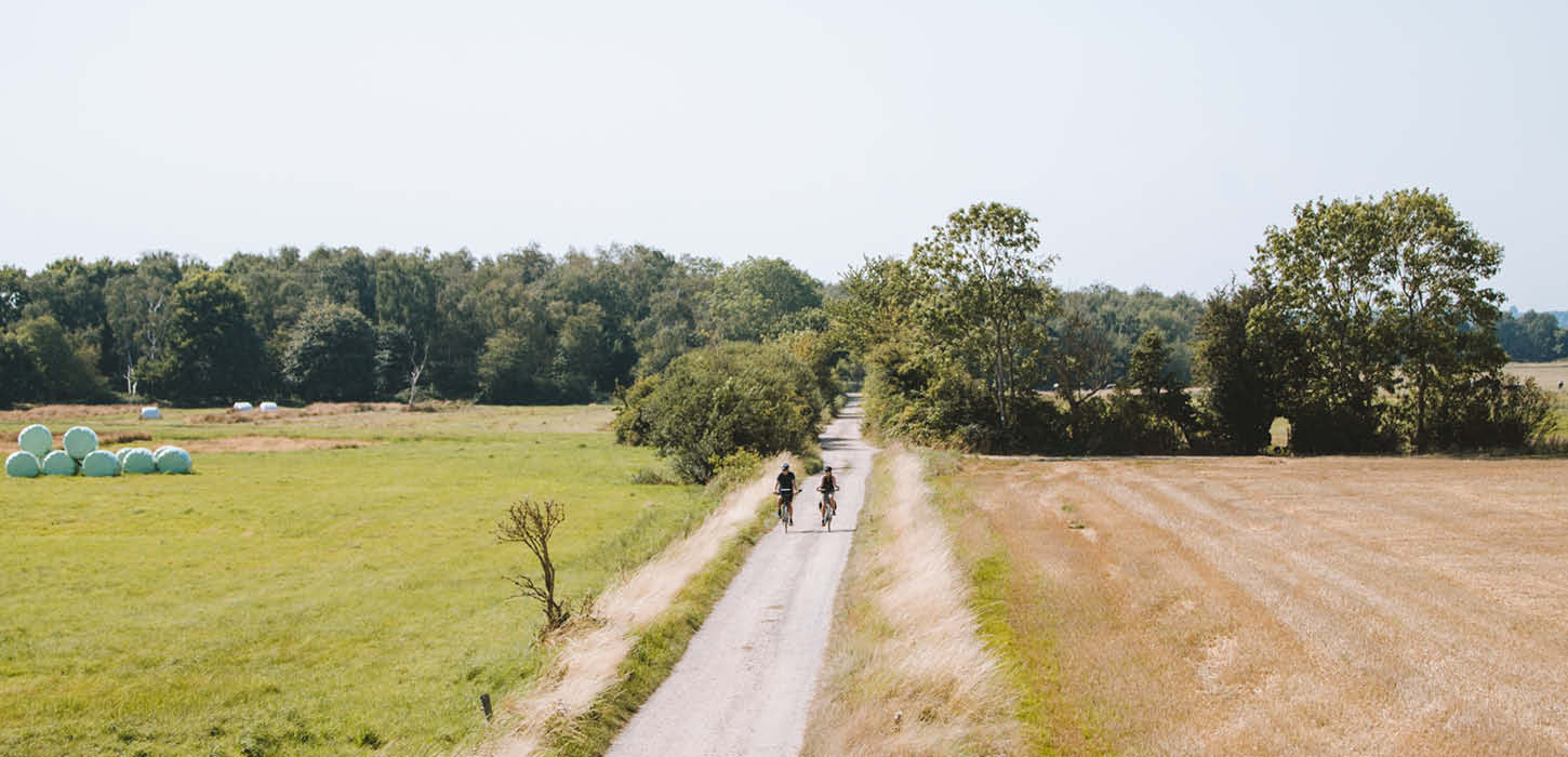 Cyklende par på grusvej på Aarø