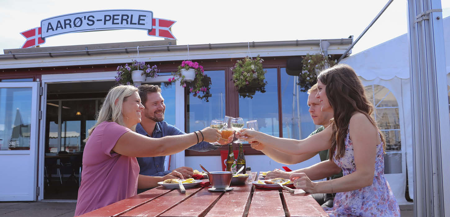 Gæster skåler ved Aarøs Perle på havnen på Årø