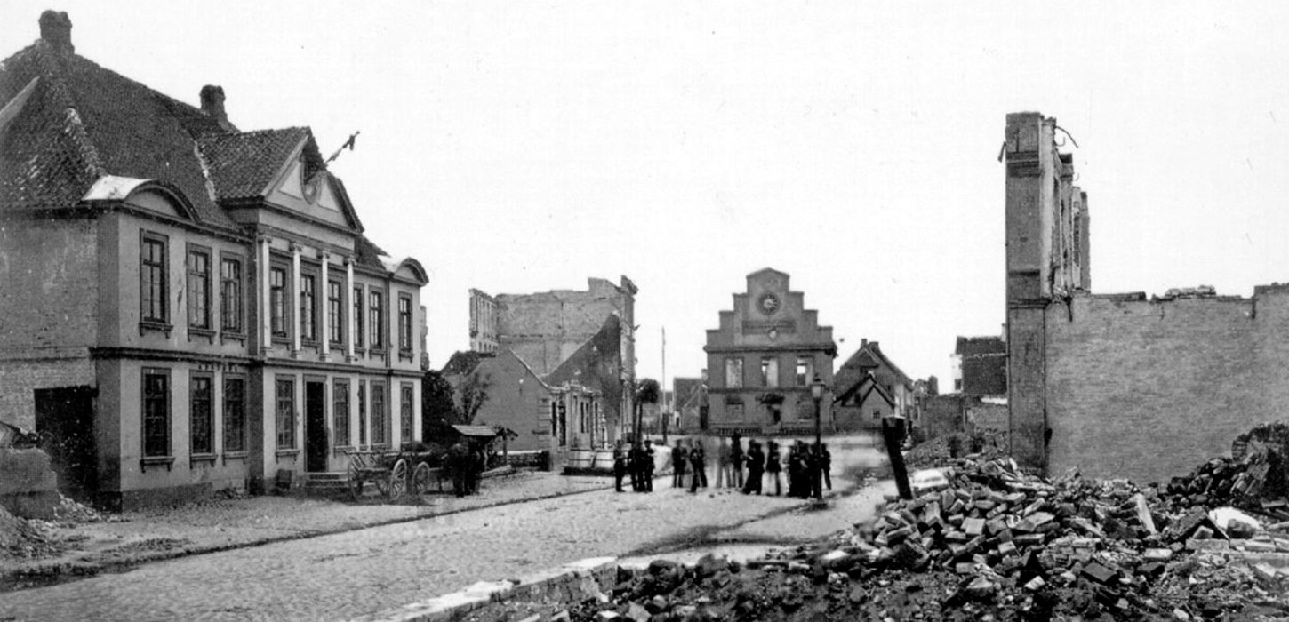 1864: Perlegade i Sønderborg med rådhuset i baggrunden