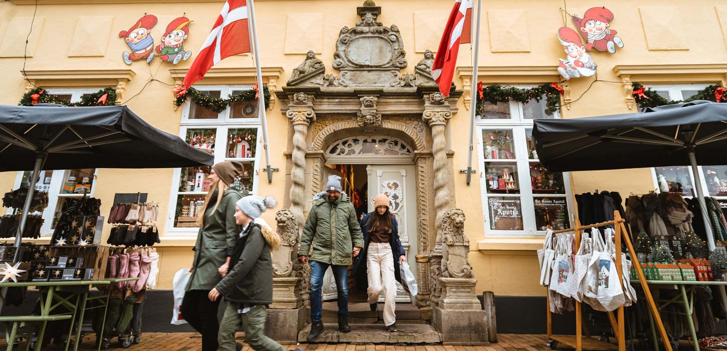 Familie juleshopper ved Det Gamle Apotek i Tønder
