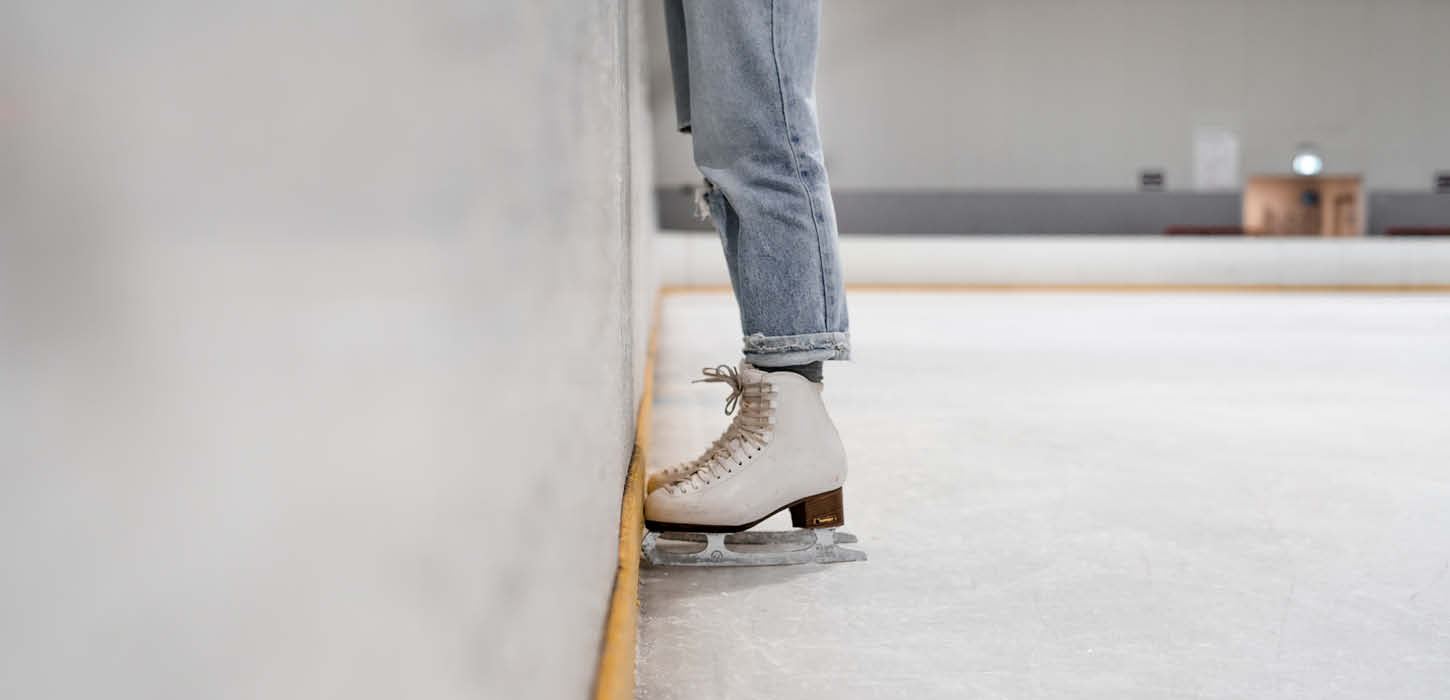 Skøjter på isen i Frøs Arena i Vojens