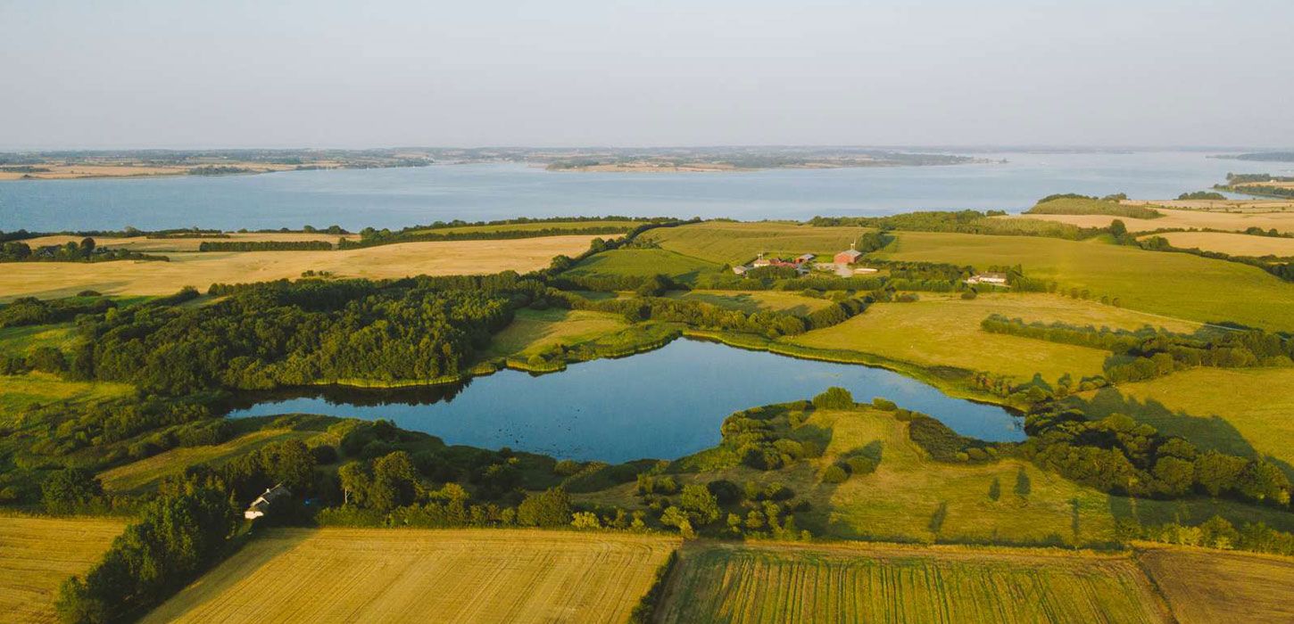 Dronefoto af Varnæs Vig