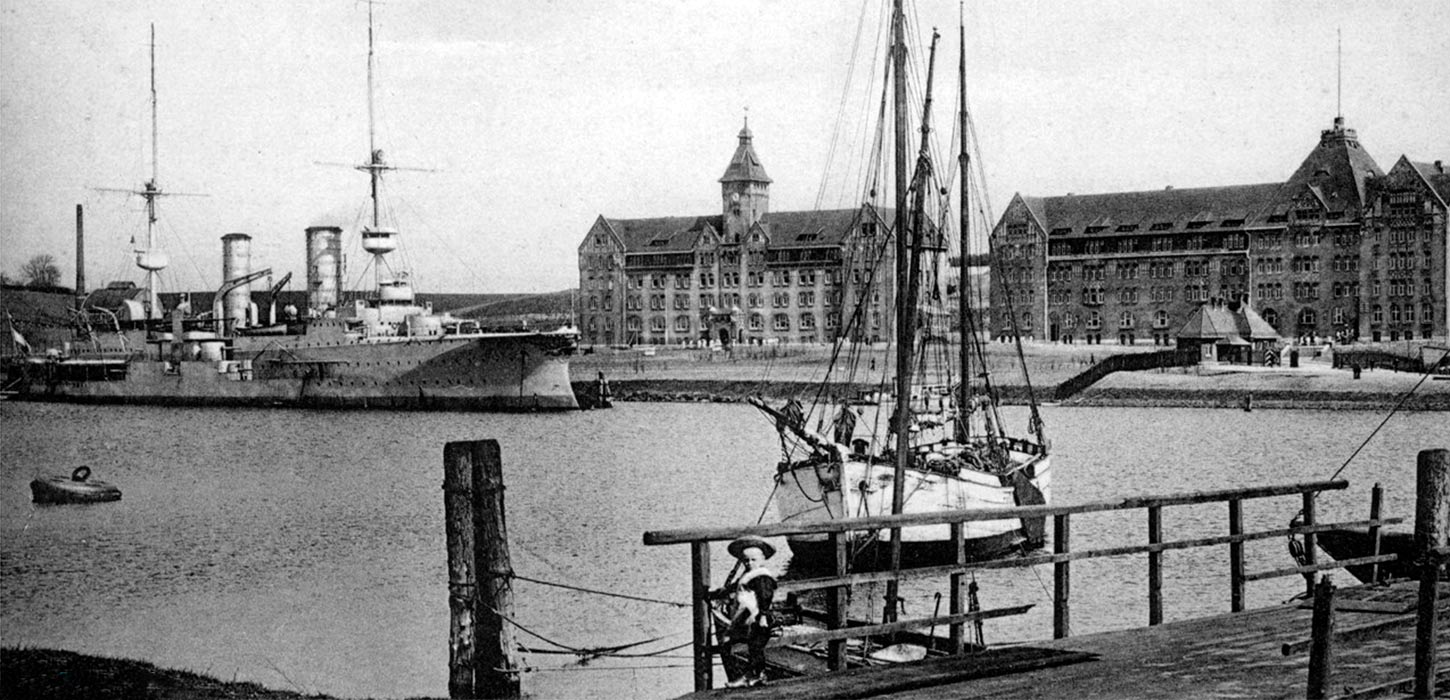 Sønderborg Marinestation med krigsskib