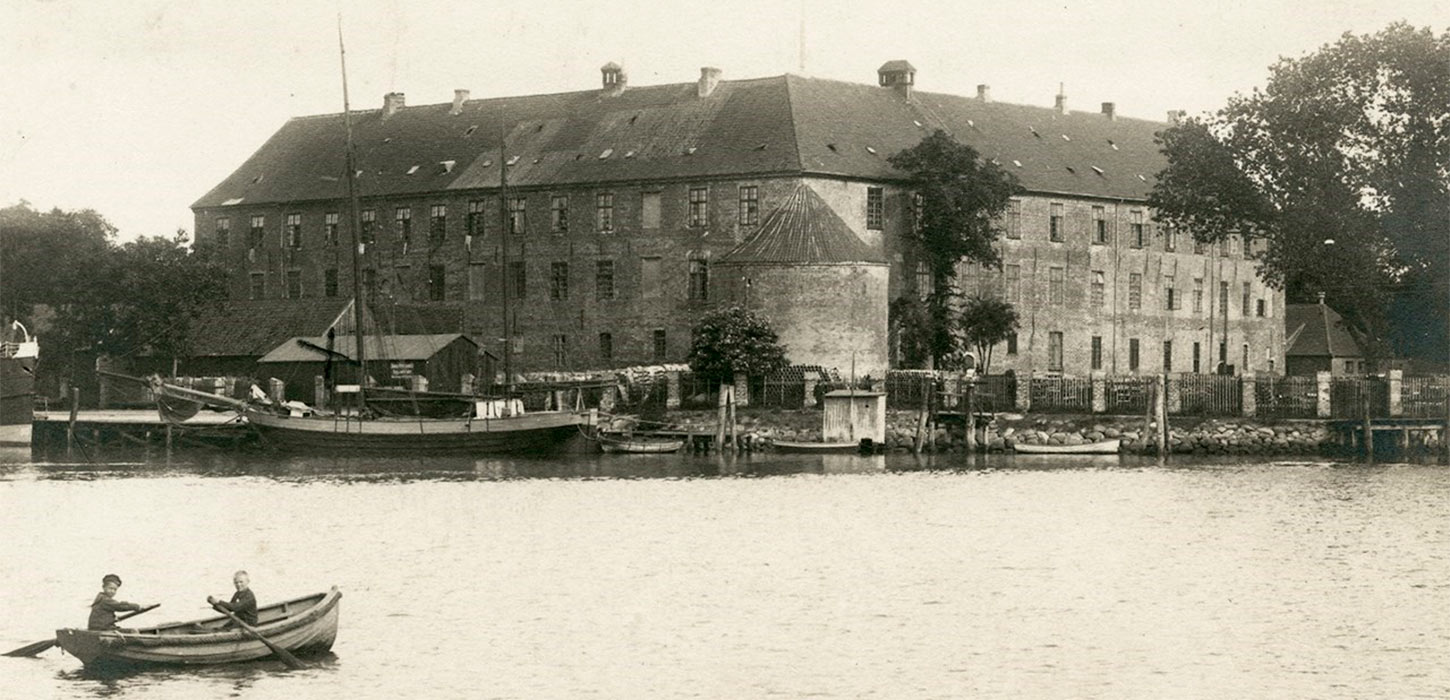 Sønderborg Slot set fra Sundgade (1910-20)
