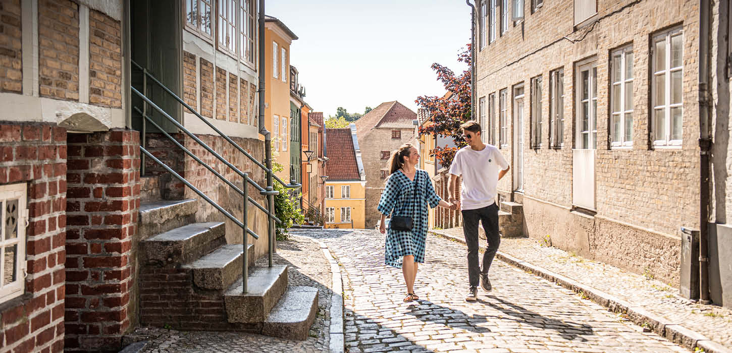 Ungt par vandrer i Haderslev gamle bydel