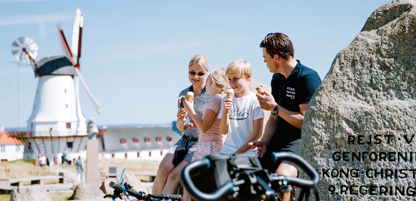 Familie holder hyggepause med is ved Dybbøl Banke