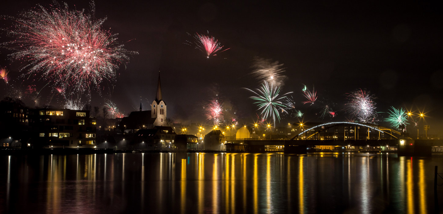 Fyrværkeri til Nytår over Sønderborg by på øen Als