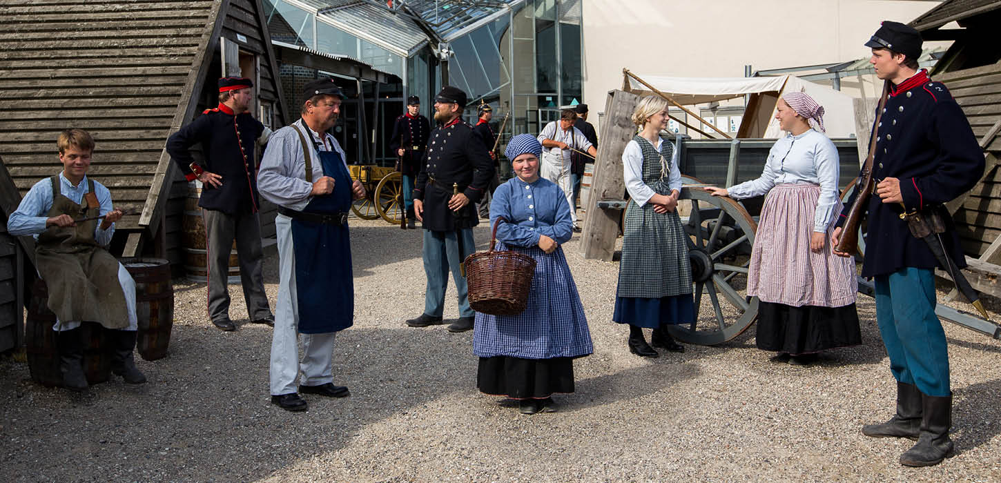 Ferieaktivitet med udklædte mennesker på historie center dybbøl banke