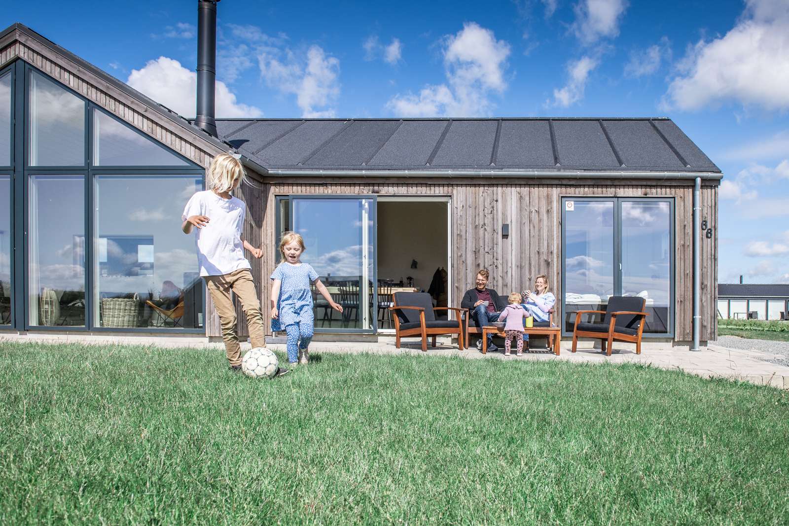 Familie nyder sommeren i sommerhus