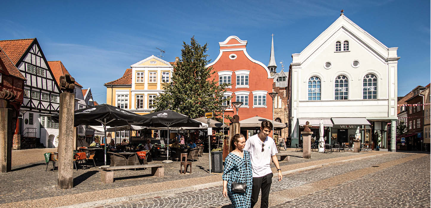 Et par går i den gamle bydel i Haderslev